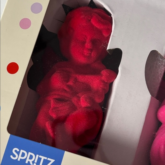 Spritz Cupids Figurals in Pink and Red - Picture 7 of 11